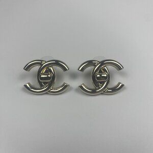 CHANEL Pre-Owned 1995 Gold Tone Turn Rock CC Clip On Earrings